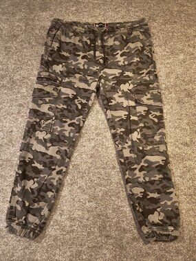 Akademiks Gray Camo Cargo Joggers Men’s L